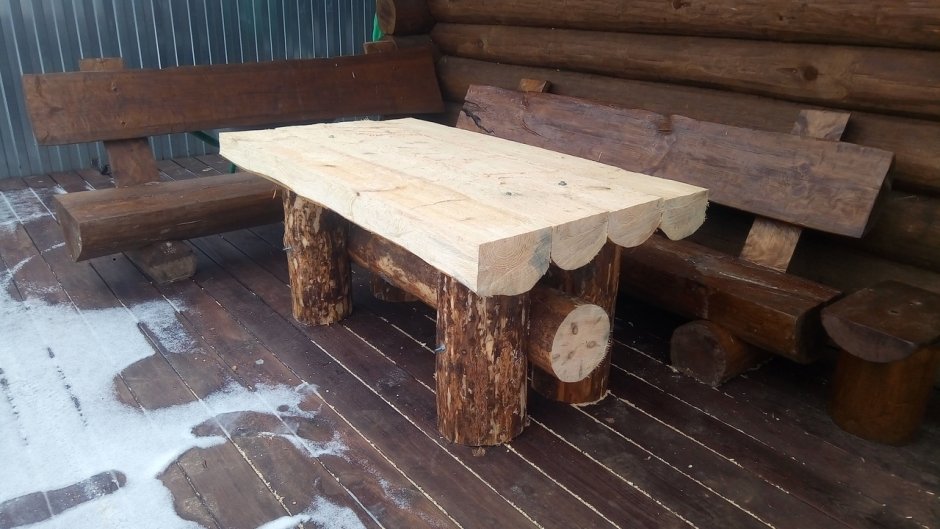 Стол с ножками из бревен