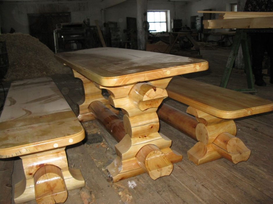 Стол из оцилиндрованного бревна