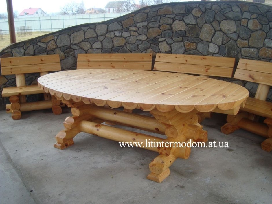 Стол из оцилиндрованного бревна