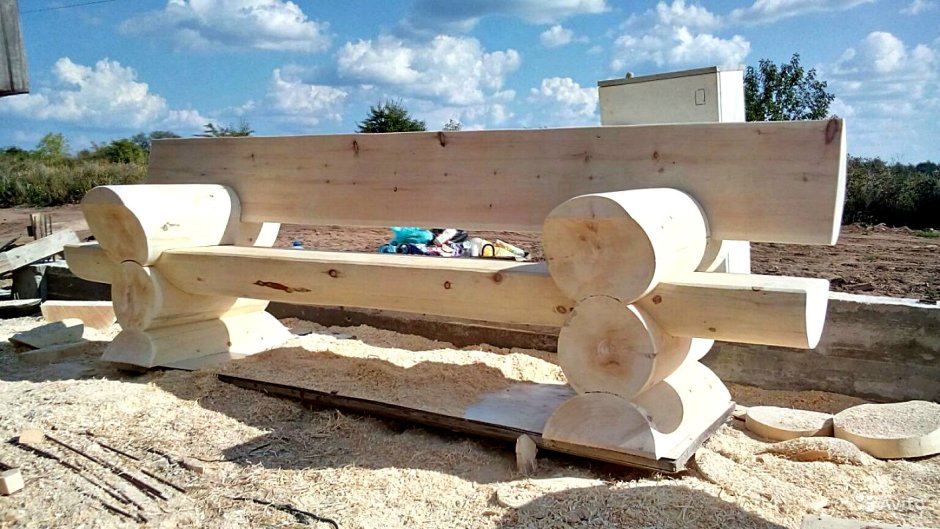 Скамейка из оцилиндрованного бревна