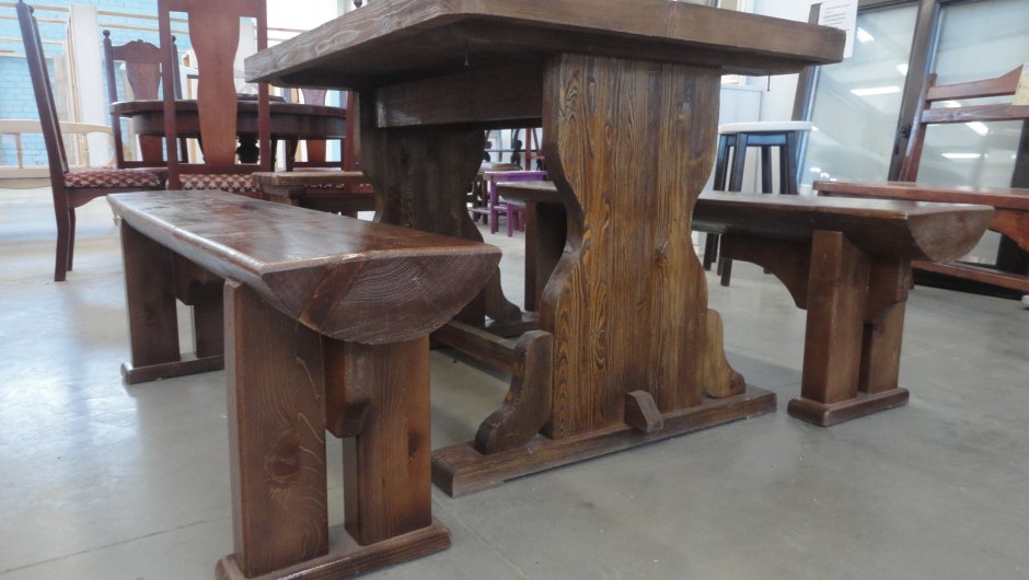 Стол из полубревна и металла