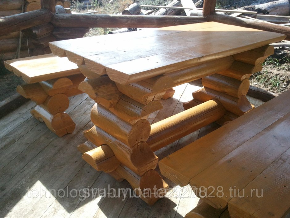 Стол и лавки из бревна