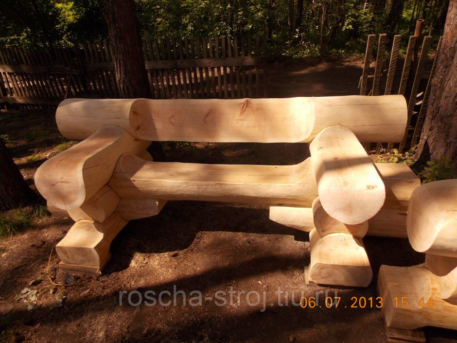 Лавка из оцилиндрованного бревна