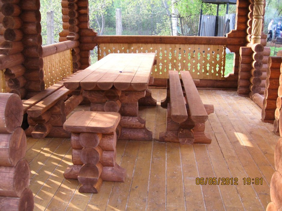 Беседка из бревна со столиком