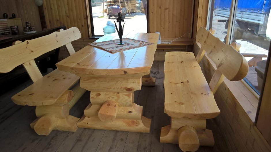 Деревянный стол из бревна