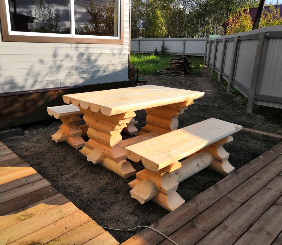 Стол из оцилиндрованного бревна