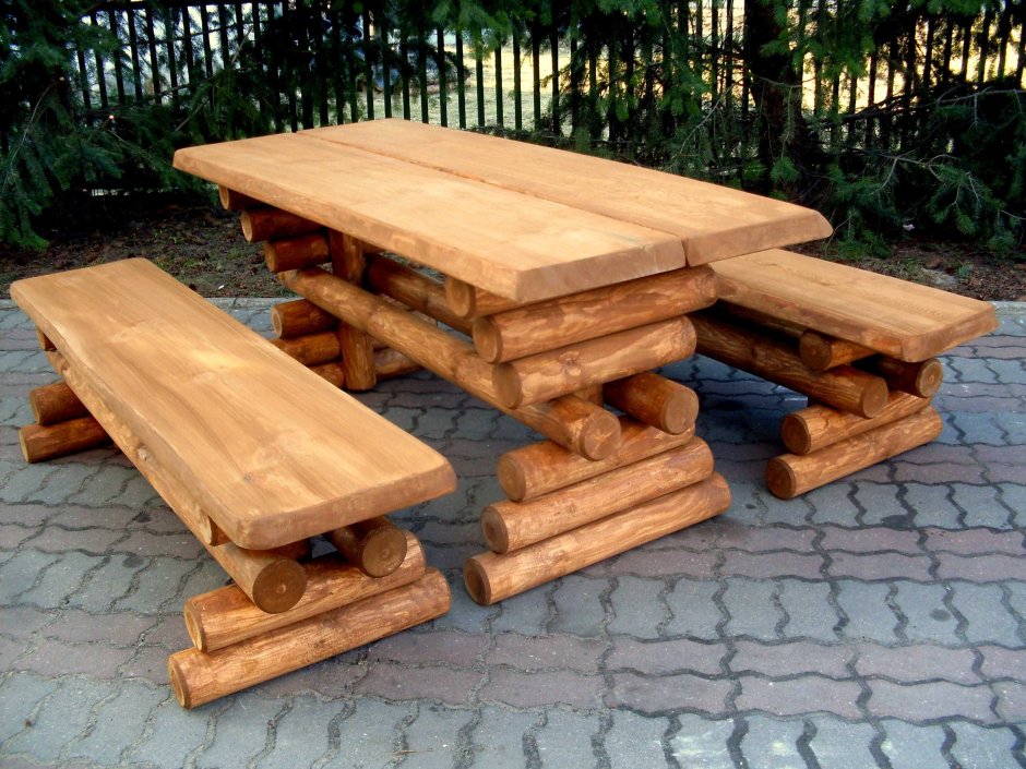 Уличный стол из бревен