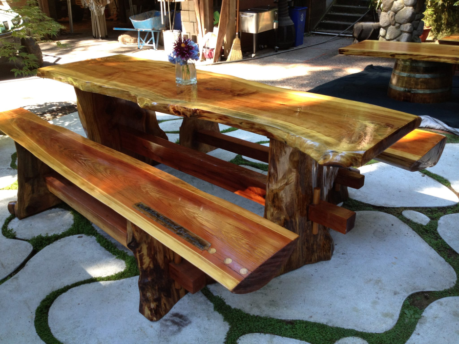 Стол и скамейки из бревна