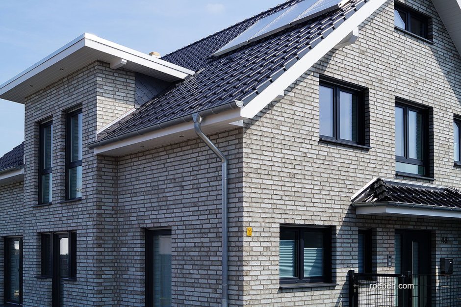 Фасад из серого кирпича