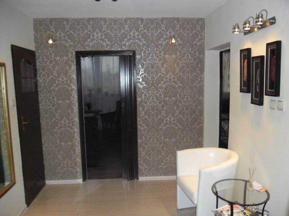 Черные обои в прихожей