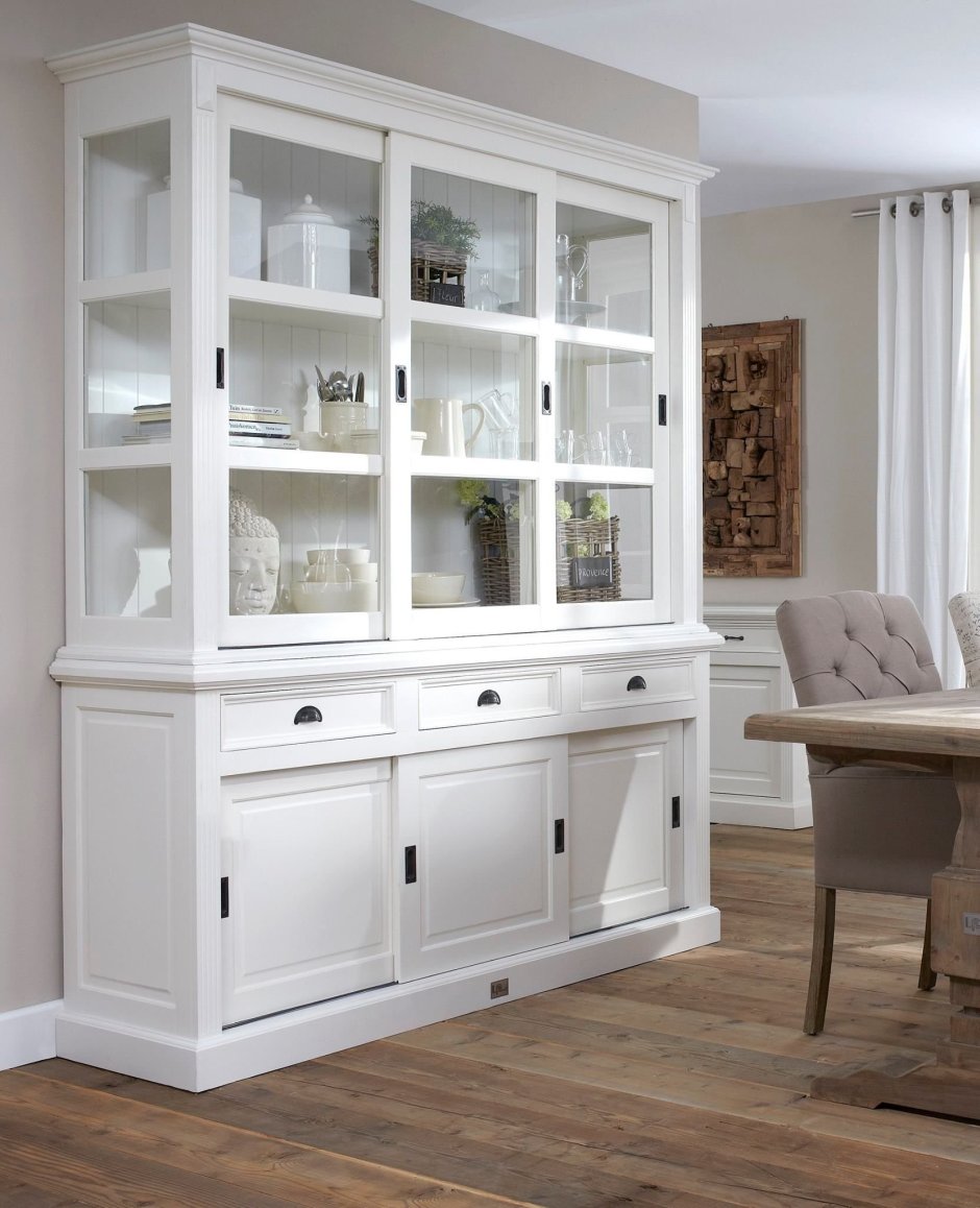 Винтажный сервант с посудой