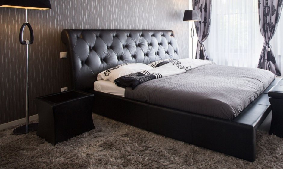 Спальня с коричневой кроватью