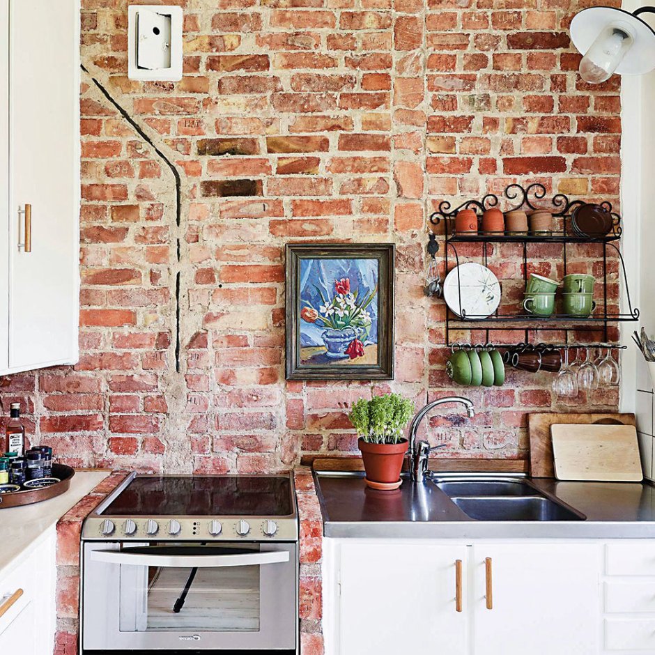 Старинный кирпич в интерьере кухни