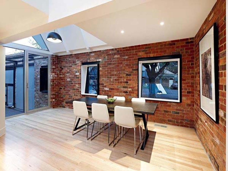 Отделка кирпичной стены офиса