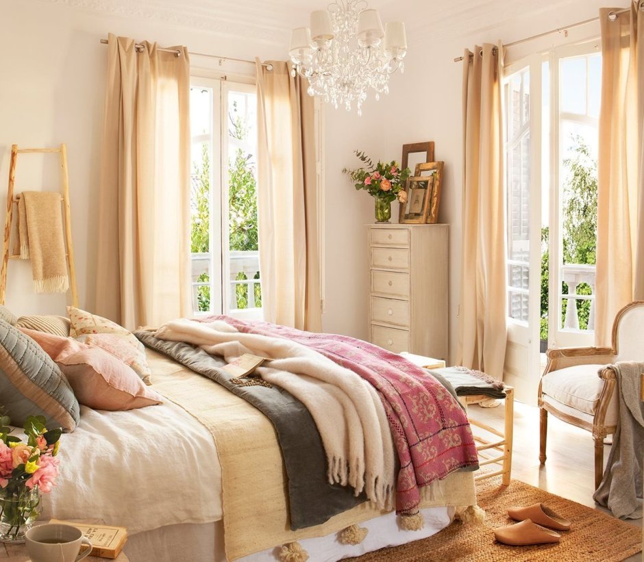 Уютная спальня в теплых тонах