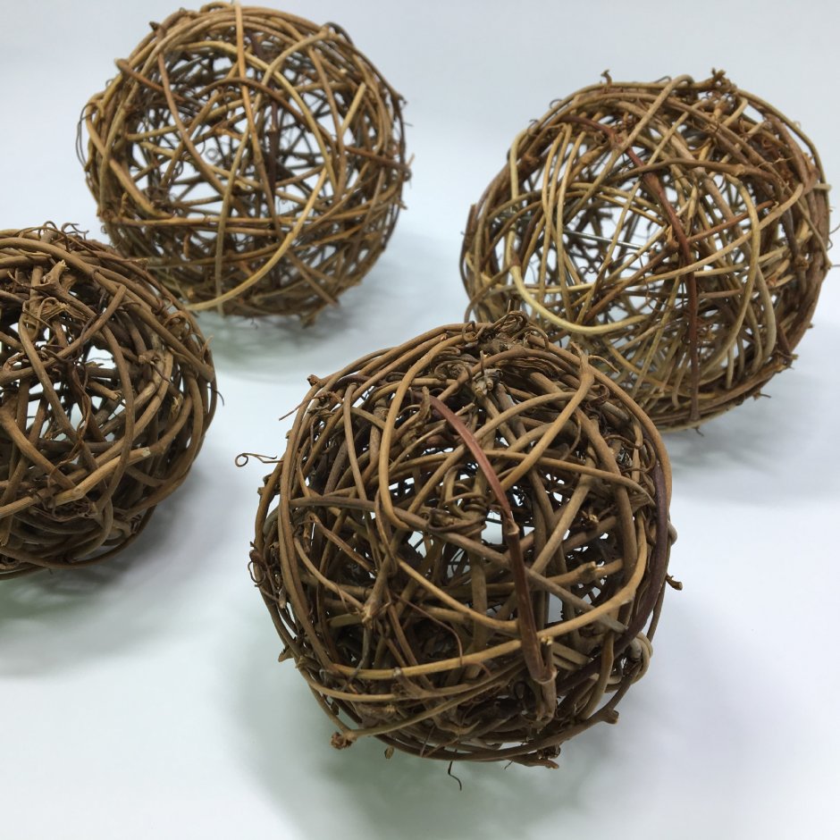 Ротанговые шары в вазе с бумагой