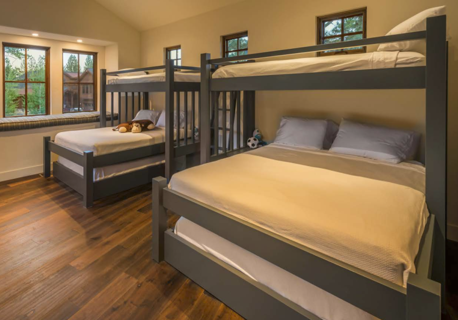 Комната с двумя двуспальными кроватями