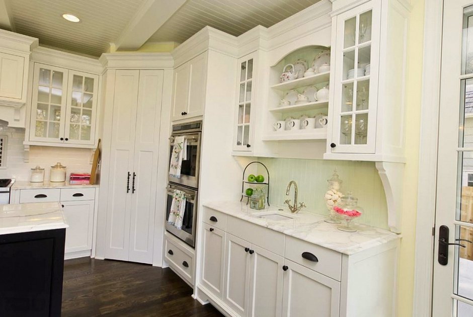 Стеклянные шкафы на кухне