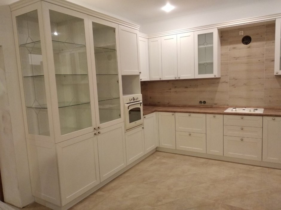 Угловая кухня с буфетом в современном стиле