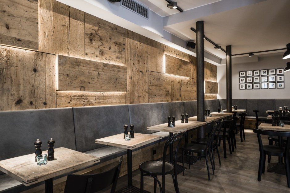Дерево и бетон в интерьере кафе