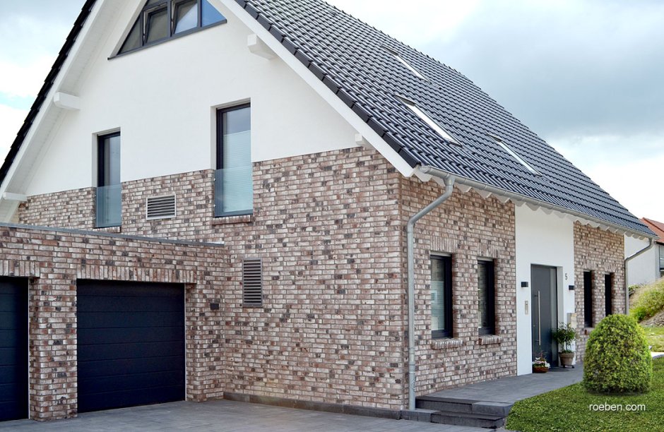 Фасад из кирпича и штукатурки