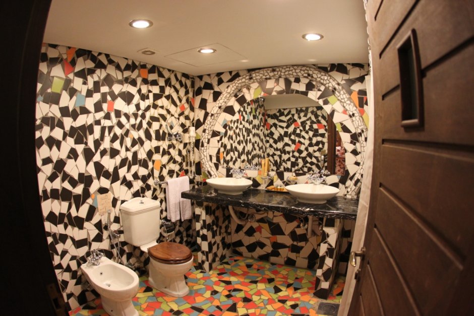 Туалет в стиле Гауди