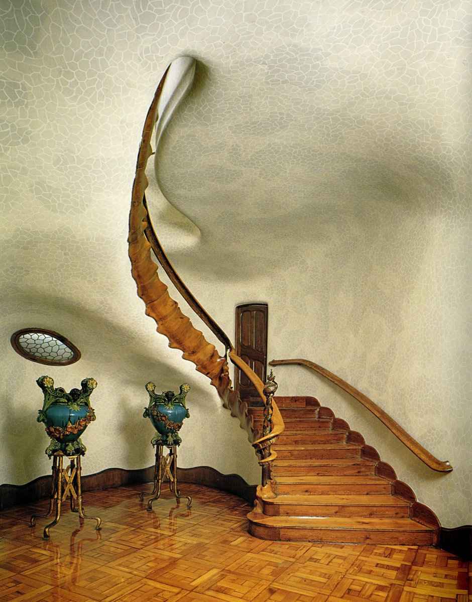 Винтовая лестница Антонио Гауди