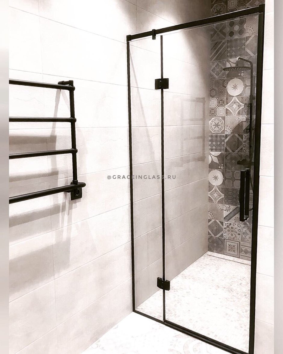 Душевая с черной фурнитурой