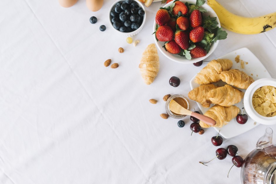 Стол с едой сверху