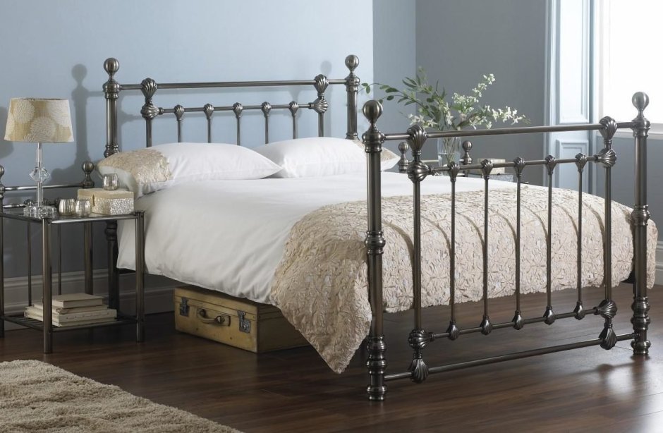 Старинная железная кровать