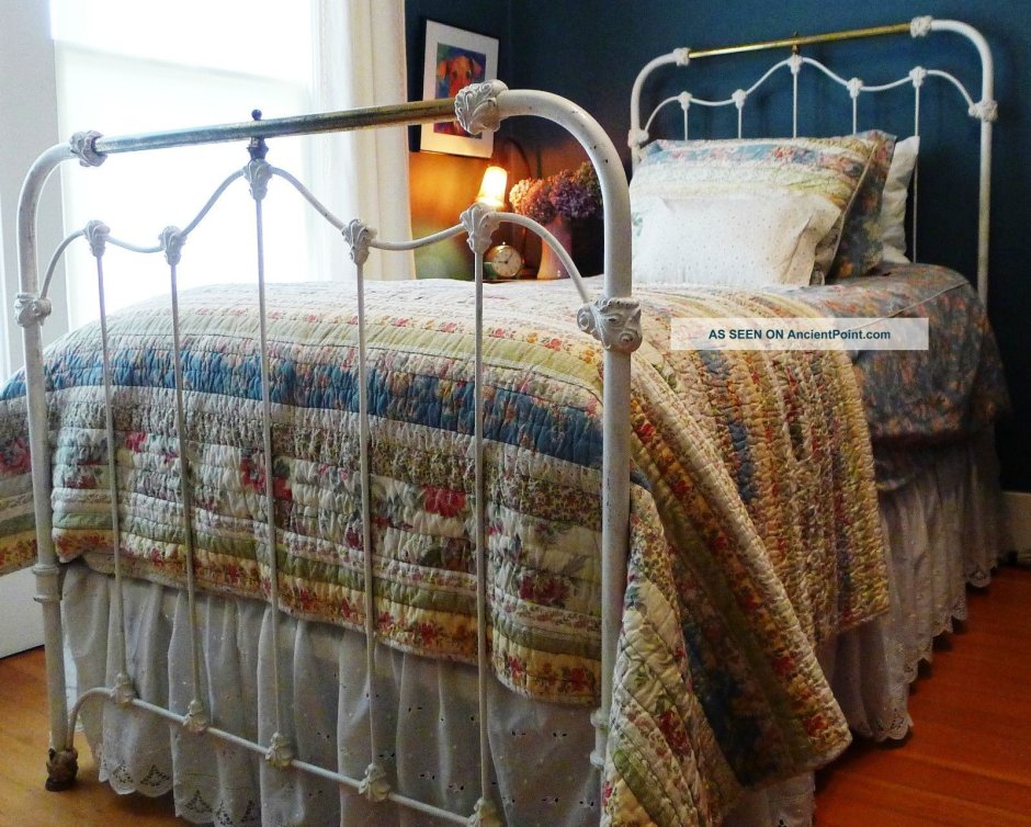 Старая металлическая кровать в интерьере