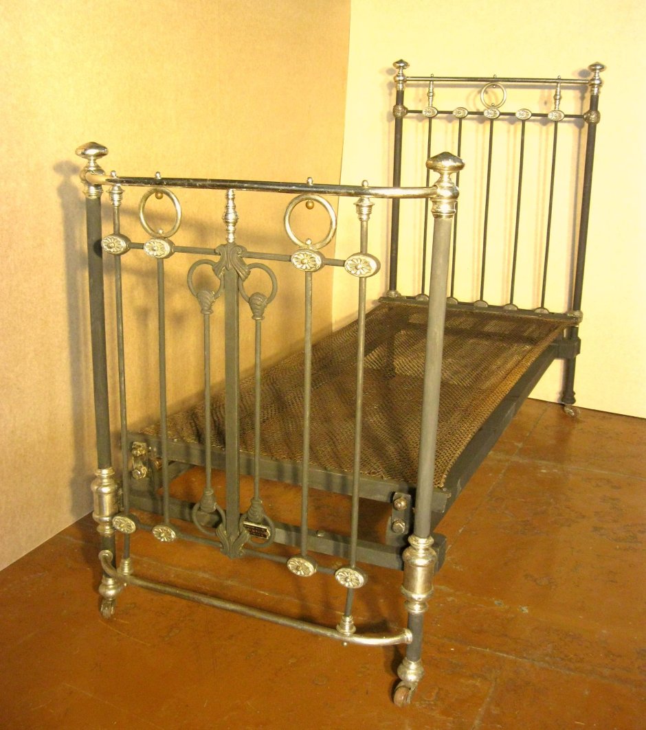 Старая железная кровать