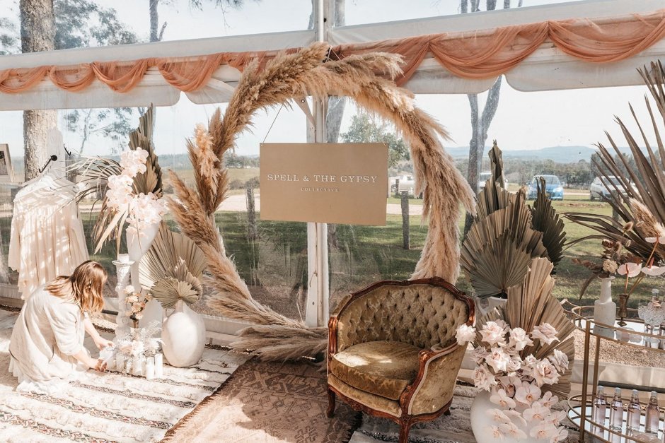 Стол с греческим орнаментом