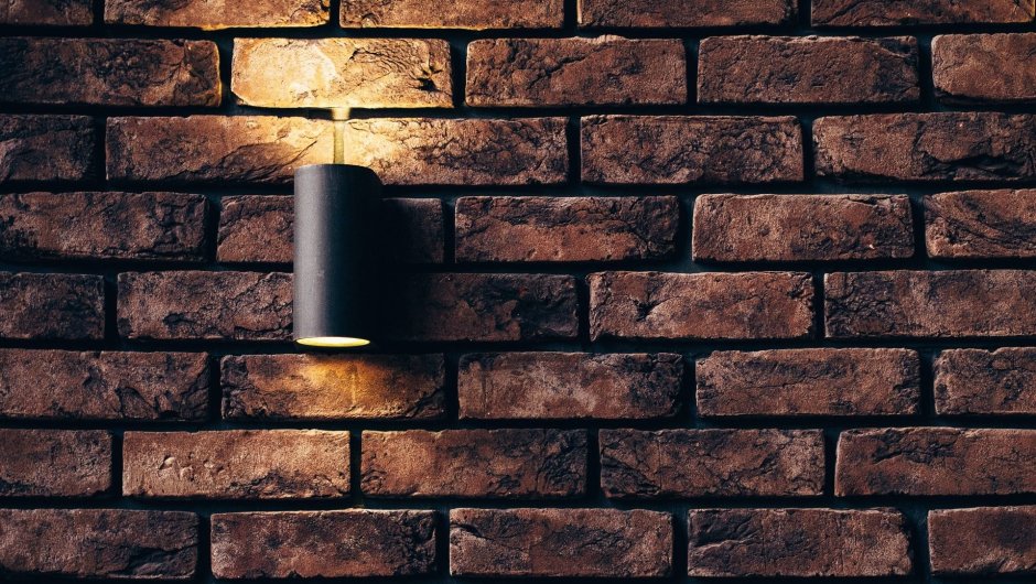 Черная коричневая кирпичная стена