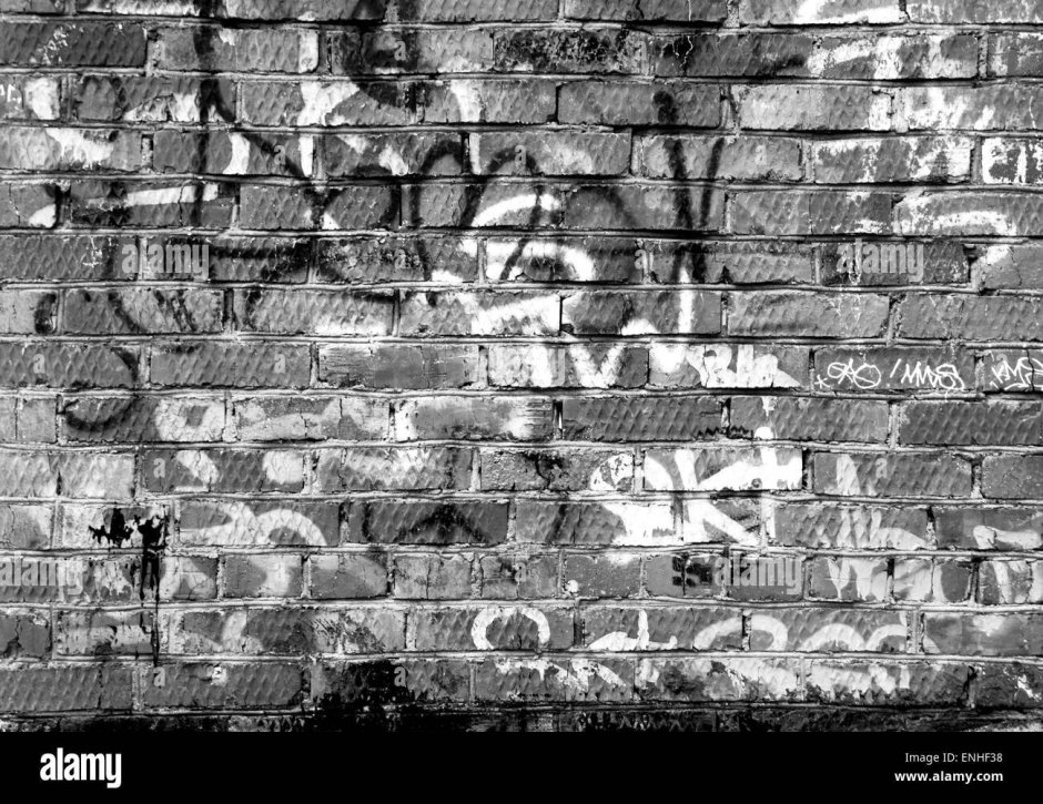 Обшарпанная кирпичная стена с граффити
