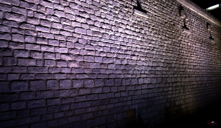 Черный кирпич стена