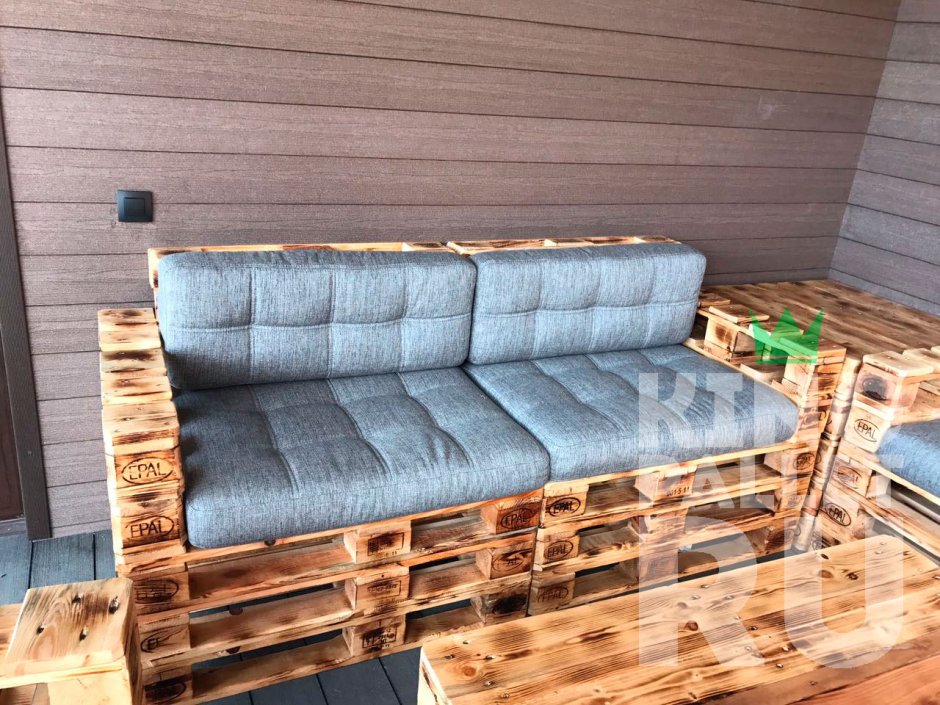 Диван из поддонов в баню