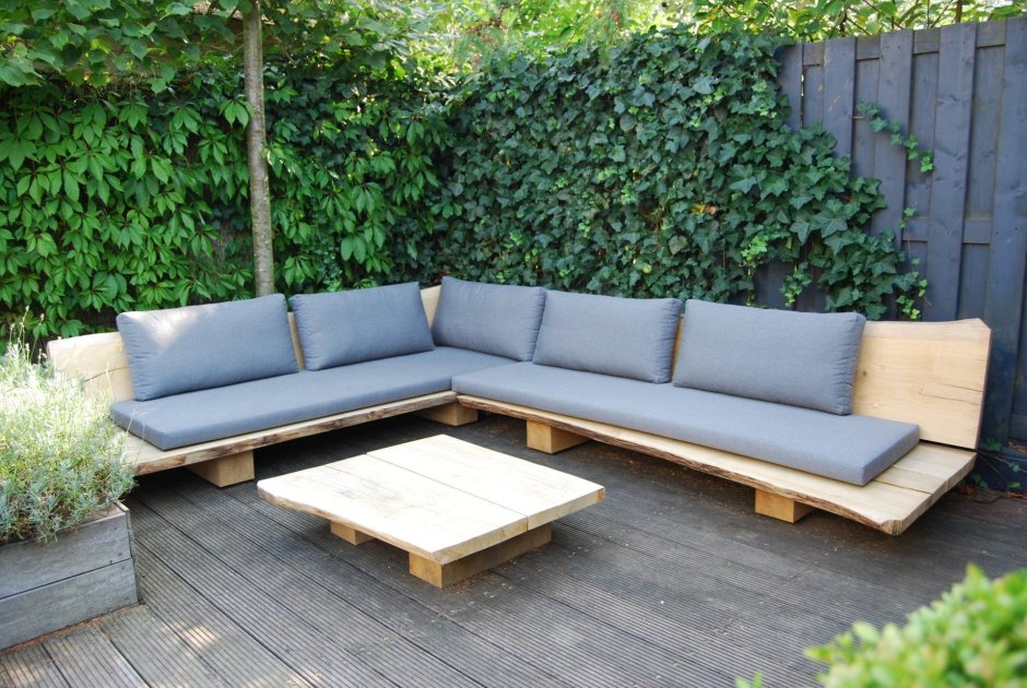 Угловой диван из дерева