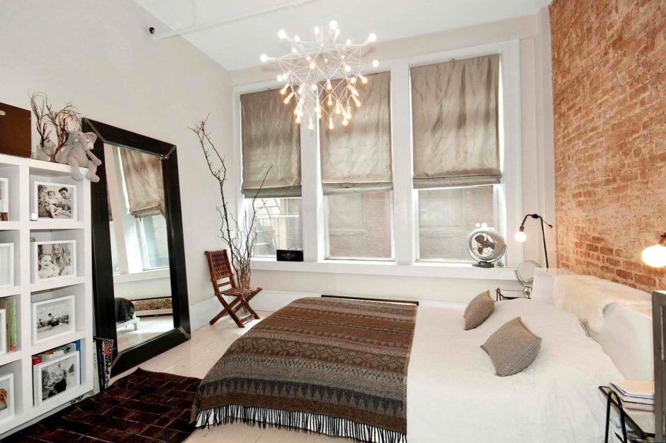 Римская штора в спальне лофт