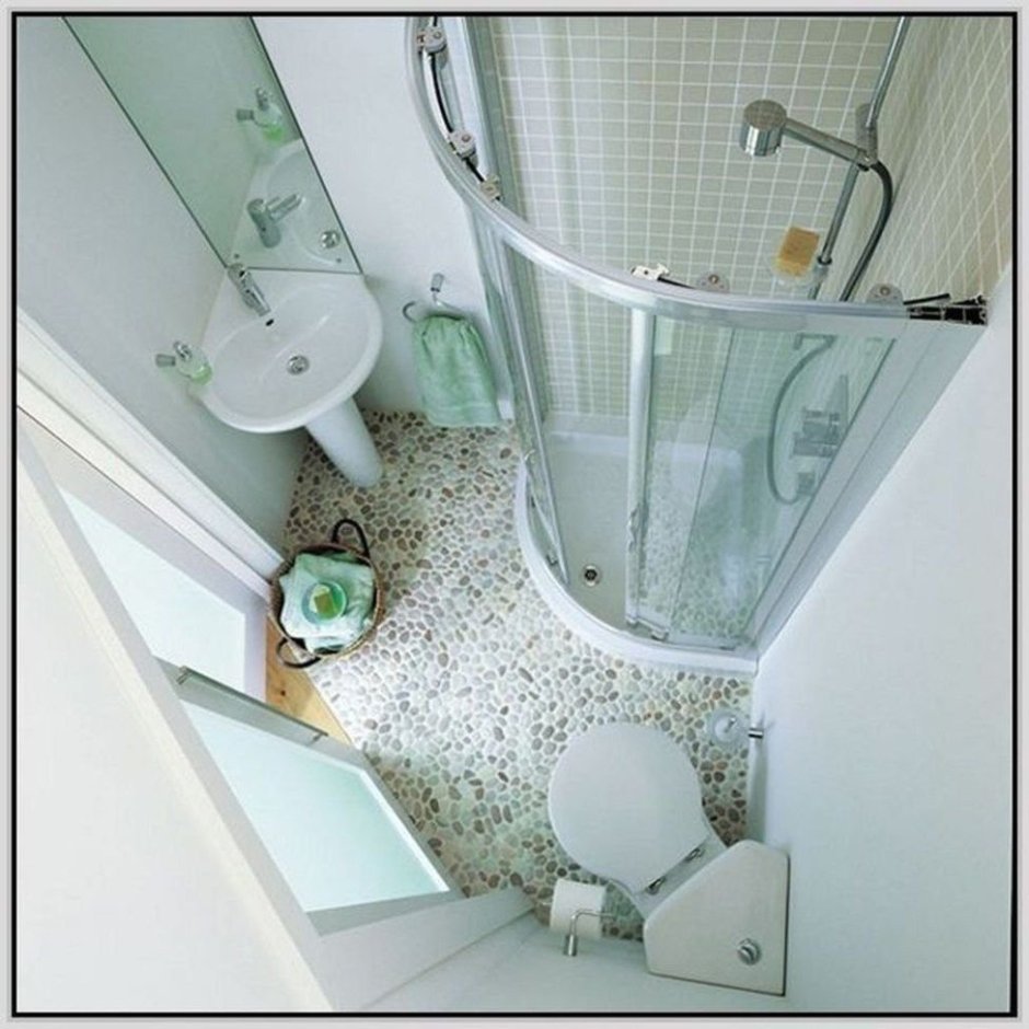 Маленькая ванна с душевой кабиной и раковиной