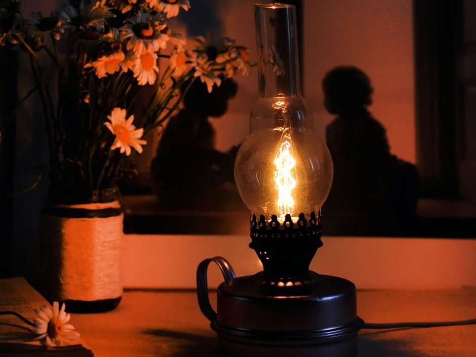 Горящая керосиновая лампа