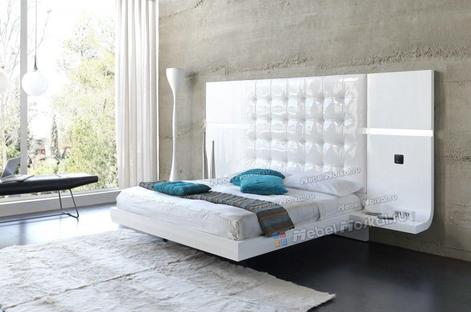 Кровать с тумбочками в изголовье