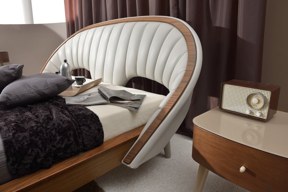 Кровать с изогнутой спинкой