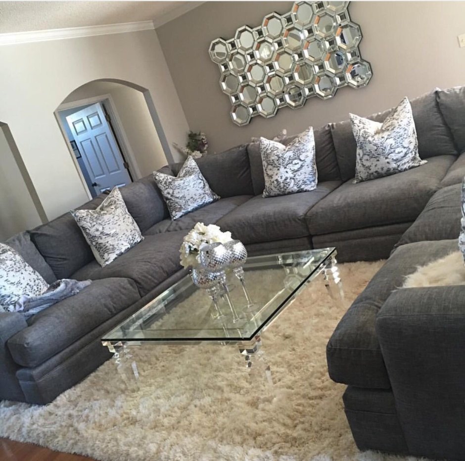 Гостиная с серым диваном