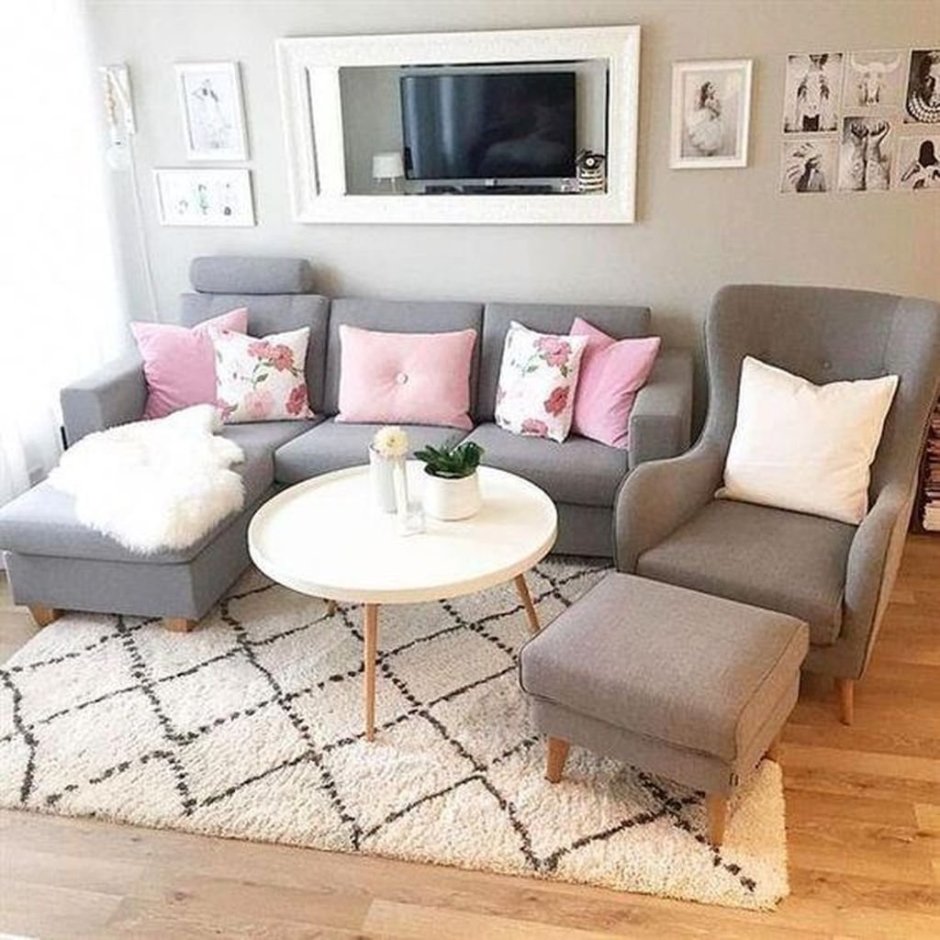 Серый диван в бежевом интерьере