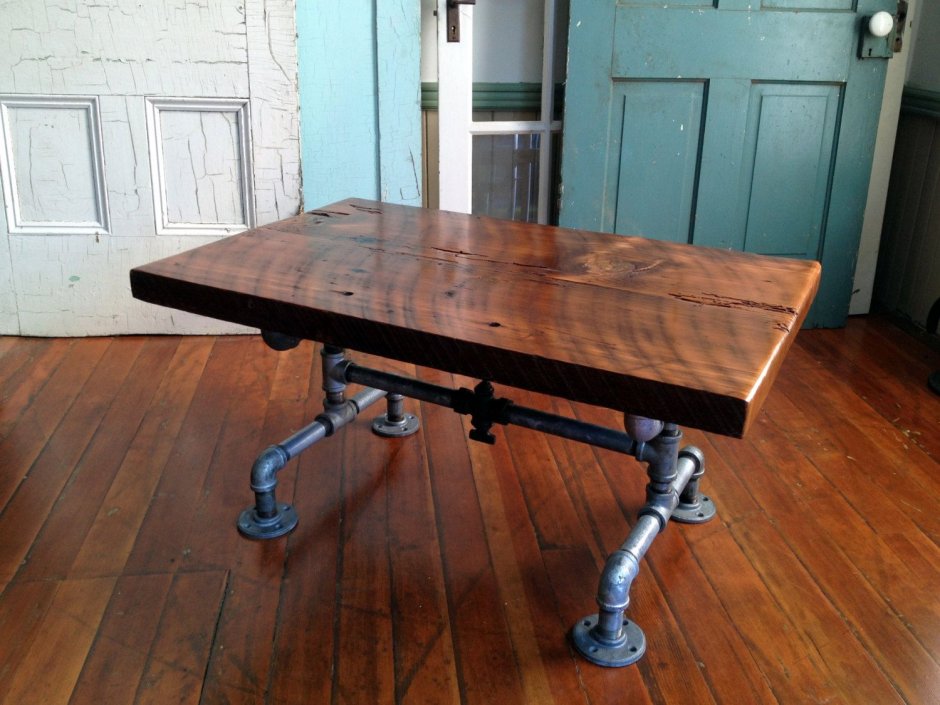Стол с ножками из водопроводных труб