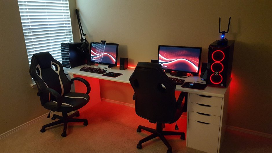 Игровая комната с компьютерным столом