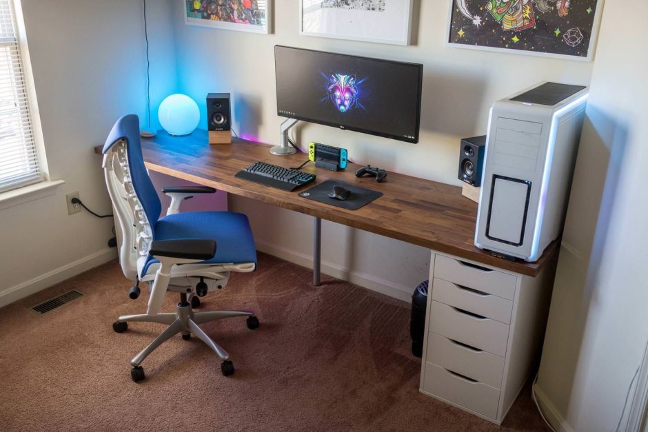 Геймерская комната с угловым столом