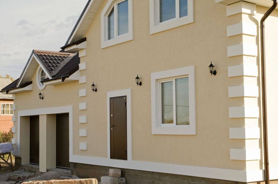 Фасад с колоннами из кирпича