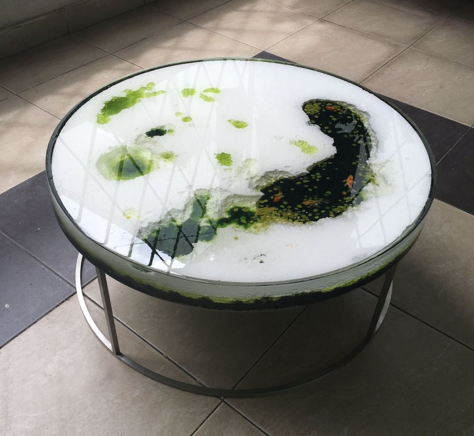 Стол с мхом и эпоксидной смолой
